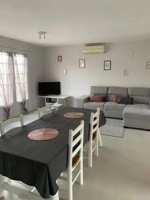 Coin salon dans l'établissement Appartement spacieux à Pierrelaye avec vue sur jardin, 83 m²