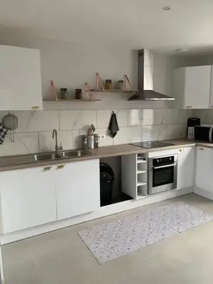 Cuisine ou kitchenette dans l'établissement Appartement spacieux à Pierrelaye avec vue sur jardin, 83 m²