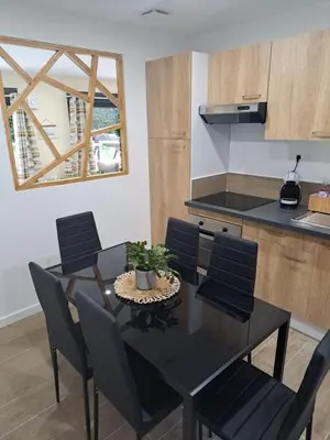 Cuisine ou kitchenette dans l'établissement Loveroom - Les suites d'Élise - Gîte Agathe