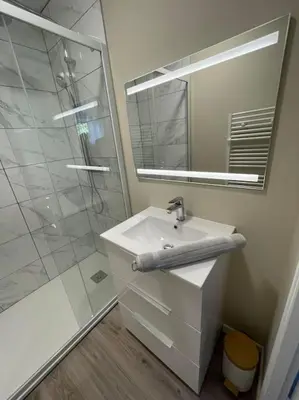 Salle de bains dans l'établissement Les 3G