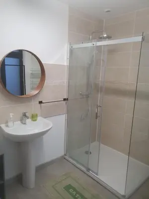 Salle de bains dans l'établissement Les Nids