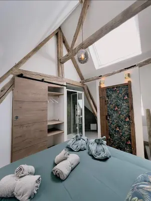 Un ou plusieurs lits dans un hébergement de l'établissement Piscine chauffée, Rouen centre, Maison atypique