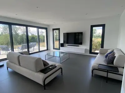 Télévision ou salle de divertissement dans l'établissement Maison Contemporaine