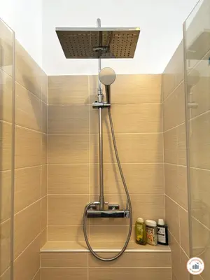 Salle de bains dans l'établissement Le Jeanne d'Arc - Place du Vieux Marché