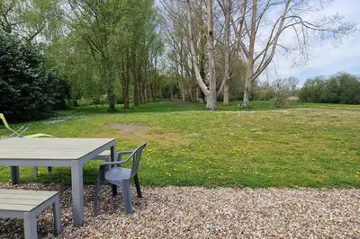 Jardin de l'établissement la maison au bord de l'eau