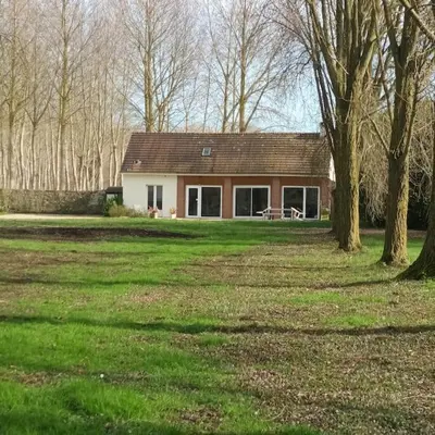 Jardin de l'établissement la maison au bord de l'eau