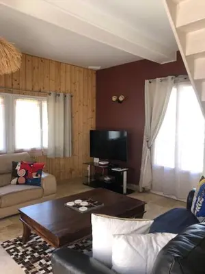 Télévision ou salle de divertissement dans l'établissement La Chapelle de Monet - Logis Jasmin