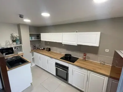 Cuisine ou kitchenette dans l'établissement Maison moderne à Ancourt avec parking privé