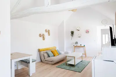 Télévision ou salle de divertissement dans l'établissement Le Charmant Cormeillais