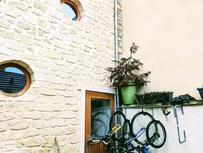 Vélo sur le terrain de l'établissement COCON zen et naturel juste à côté de Paris ou dans les environs