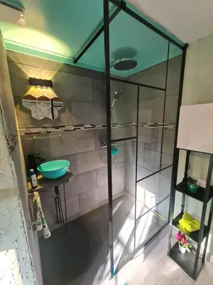 Salle de bains dans l'établissement Micro studio vitaminé