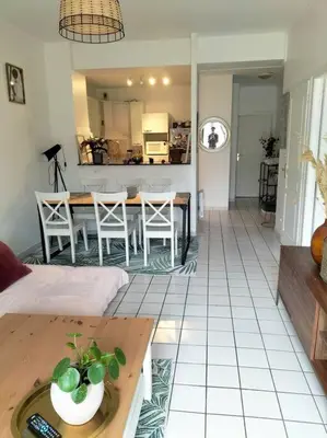 Cuisine ou kitchenette dans l'établissement Cosy flat in Beauvais city center