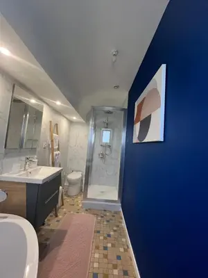 Salle de bains dans l'établissement L Hirondelle 1
