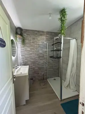 Salle de bains dans l'établissement Le repère, 2 lits doubles - classé 2 étoiles