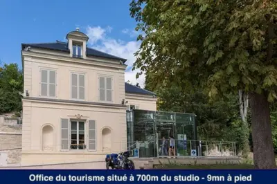 Plan de l'établissement Amman Studio avec terrasse au cœur du village impressionniste