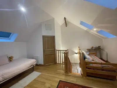 Un ou plusieurs lits dans un hébergement de l'établissement Maison chaleureuse- cheminée, nature et sport !