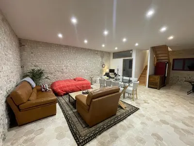 Coin salon dans l'établissement Maison chaleureuse- cheminée, nature et sport !