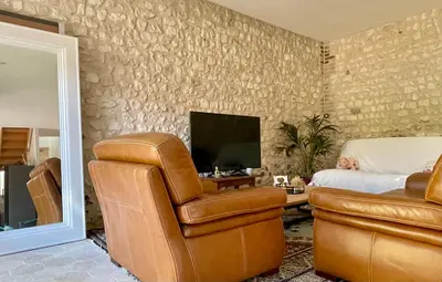 Télévision ou salle de divertissement dans l'établissement Maison chaleureuse- cheminée, nature et sport !