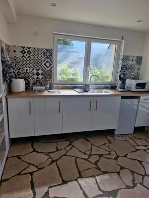 Cuisine ou kitchenette dans l'établissement Maison Eden à 400 m de l'aéroport