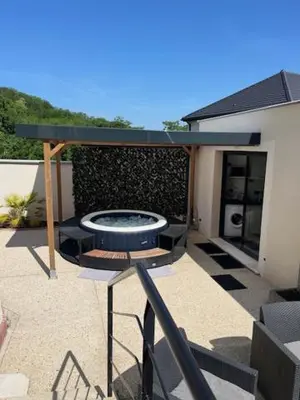 Balcon ou terrasse dans l'établissement Appartement indépendant avec jacuzzi et terrasse privative, sans vis-à-vis à proximité immédiate de la gare