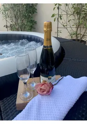 Boissons dans l'établissement Appartement indépendant avec jacuzzi et terrasse privative, sans vis-à-vis à proximité immédiate de la gare