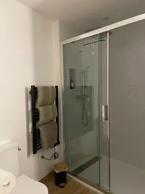 Salle de bains dans l'établissement Appartement indépendant avec jacuzzi et terrasse privative, sans vis-à-vis à proximité immédiate de la gare