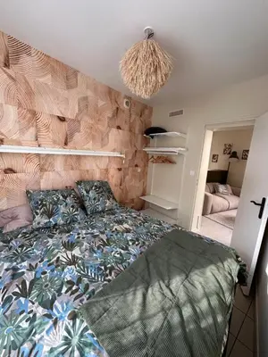 Un ou plusieurs lits dans un hébergement de l'établissement Le 101 appartement dans charmant village parking facile