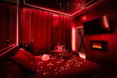 Coin salon dans l'établissement Love Room, L'interdit