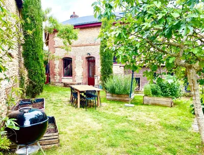 Jardin de l'établissement Les Gîtes de Little Castle campagne à 1 h de Paris