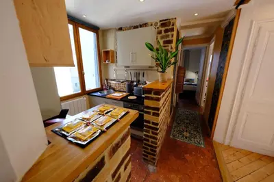 Cuisine ou kitchenette dans l'établissement Rouen Hôtel de Ville - Chez Eric