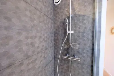Salle de bains dans l'établissement Rouen Hypercentre - Seine en vue
