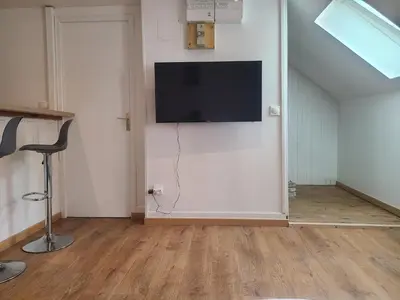 Télévision ou salle de divertissement dans l'établissement Le Vert d'Eau - Évasion Authentique au Cœur de Dieppe