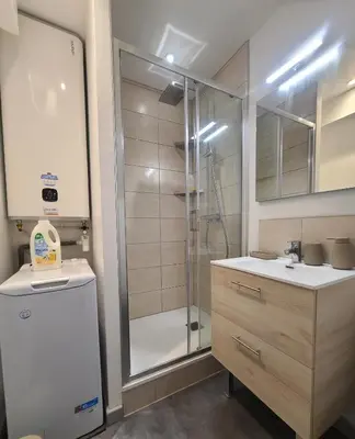 Salle de bains dans l'établissement Le Vert d'Eau - Évasion Authentique au Cœur de Dieppe