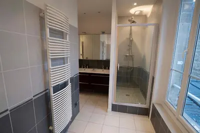 Salle de bains dans l'établissement La maison du 18