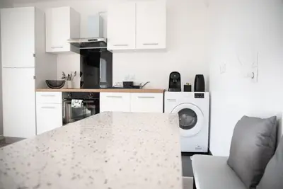 Cuisine ou kitchenette dans l'établissement Suite POP 92 proche gare, stade de France, Parking