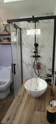 Salle de bains dans l'établissement STUDIO VACANCES vue sur Mont Joli Bois