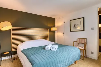 Un ou plusieurs lits dans un hébergement de l'établissement Bob surprenante maison avec parking en centre