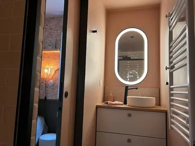 Salle de bains dans l'établissement Au refuge de la colline Ecolodge 4 étoiles avec vue magnifique sur la vallée, proche de Mers les bains