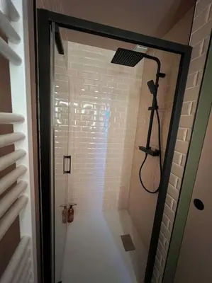 Salle de bains dans l'établissement Au refuge de la colline Ecolodge 4 étoiles avec vue magnifique sur la vallée, proche de Mers les bains