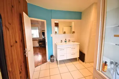 Salle de bains dans l'établissement Le Jardin Paisible Beaumontois
