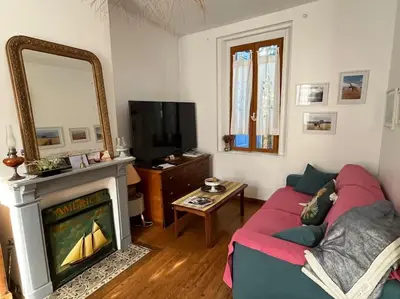 Télévision ou salle de divertissement dans l'établissement Les volets bleus à 20 minutes de la Baie de Somme
