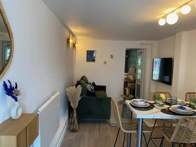 Coin salon dans l'établissement Bel appartement neuf proche de Paris