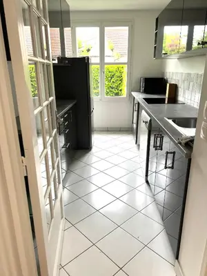 Cuisine ou kitchenette dans l'établissement Appartement standing avec jardin, 4 personnes, stratégiquement situé