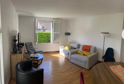 Coin salon dans l'établissement Appartement standing avec jardin, 4 personnes, stratégiquement situé