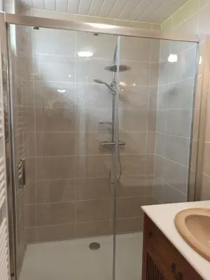 Salle de bains dans l'établissement La Maison d'Emma, 10 p, grand spa, 1 h15 de Paris