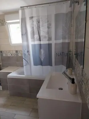 Salle de bains dans l'établissement Le gîte Maimbevillois