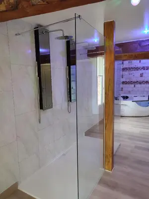 Salle de bains dans l'établissement Gite La Fleuv'Yeres