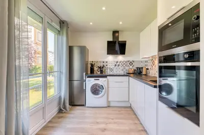 Cuisine ou kitchenette dans l'établissement Appartement tout confort - Parking privé gratuit