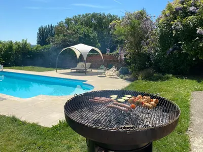 Barbecue disponible mis à disposition des clients de l'appartement