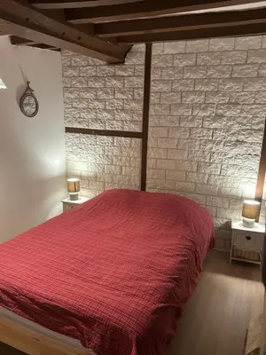 Un ou plusieurs lits dans un hébergement de l'établissement maison